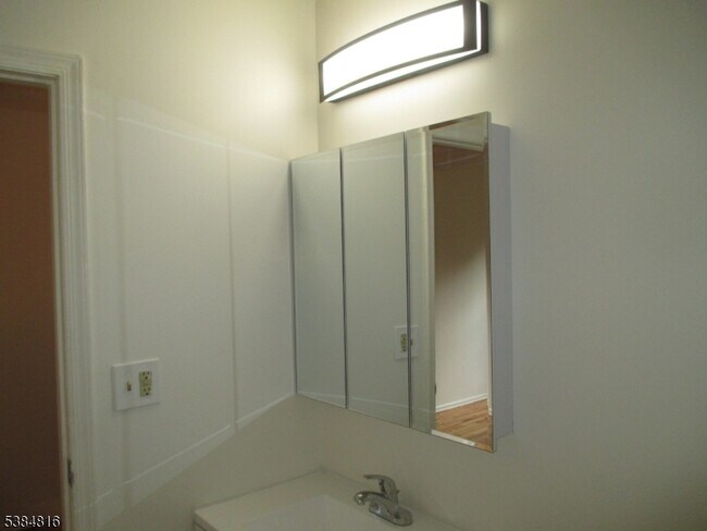 Building Photo - 181 Long Hill Rd