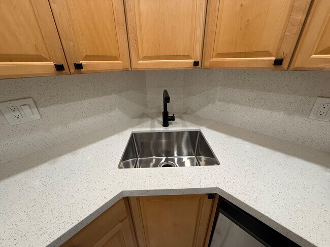 Building Photo - 1950 N Andrews Ave