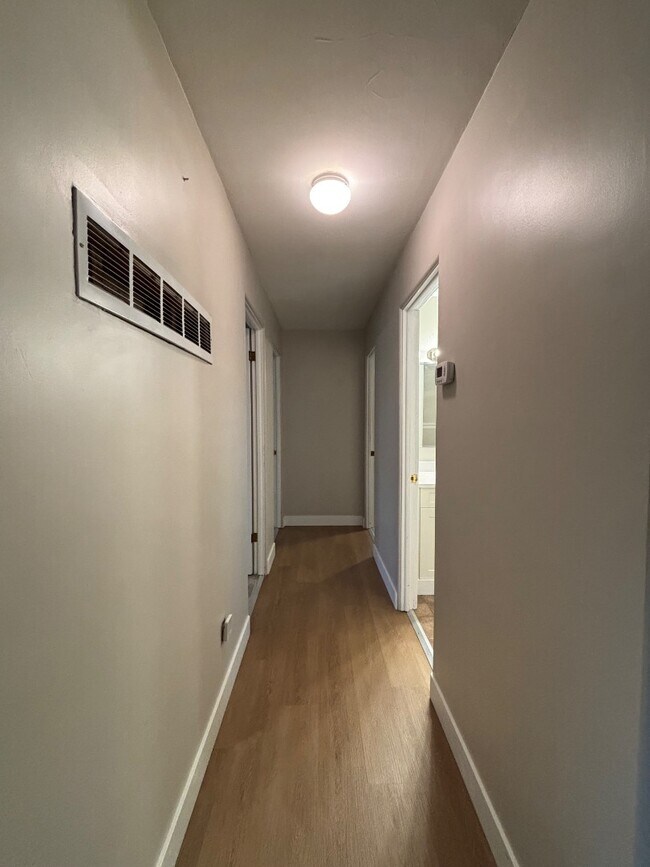 Building Photo - 1951 Elmwood Dr E