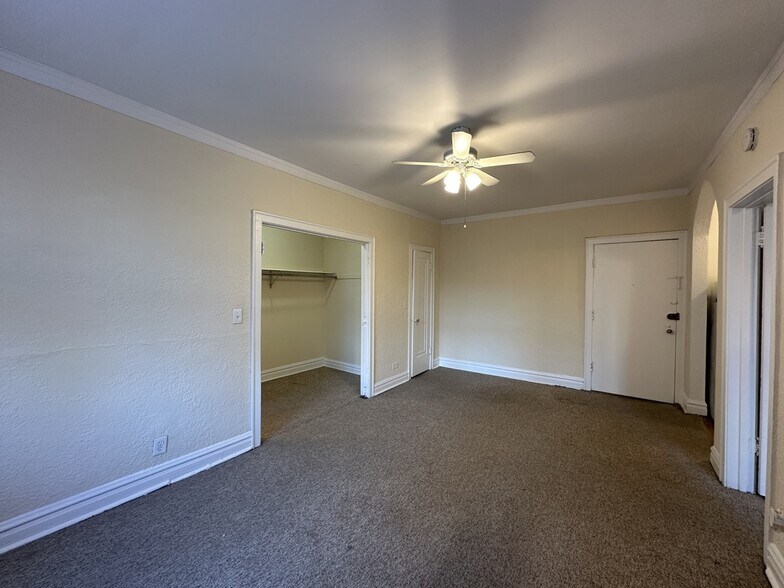 Building Photo - 4834 N Damen Ave