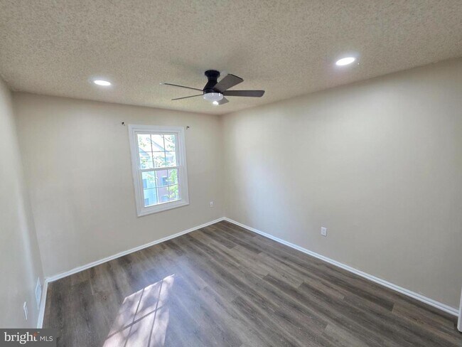 Building Photo - 22 Alburtus Ct