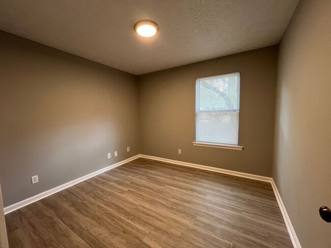 Building Photo - 3 bedroom 2 bath home in Village Green