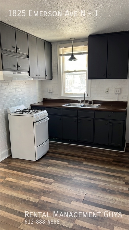 Building Photo - Ready to Rent 3 Bedroom Duplex! Fenced in ...