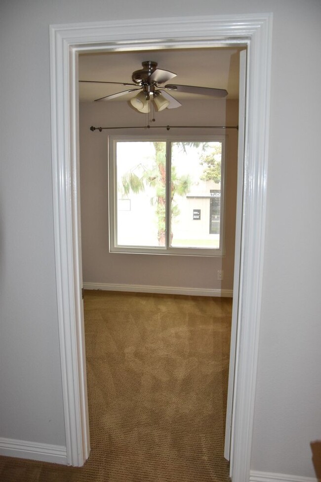 Building Photo - 3 Bedroom 2.5 Bath Hampton Court Condo Nea...