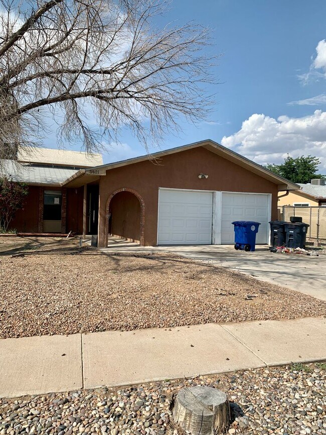 Building Photo - Spacious three-bedroom home for rent!