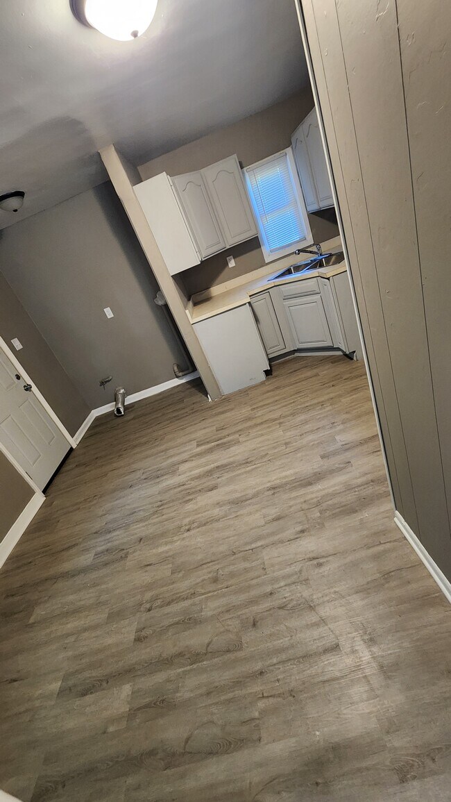 Building Photo - 864 E 35th Ct