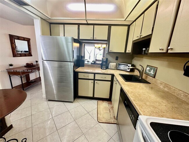 Building Photo - 2200 E Hallandale Beach Blvd