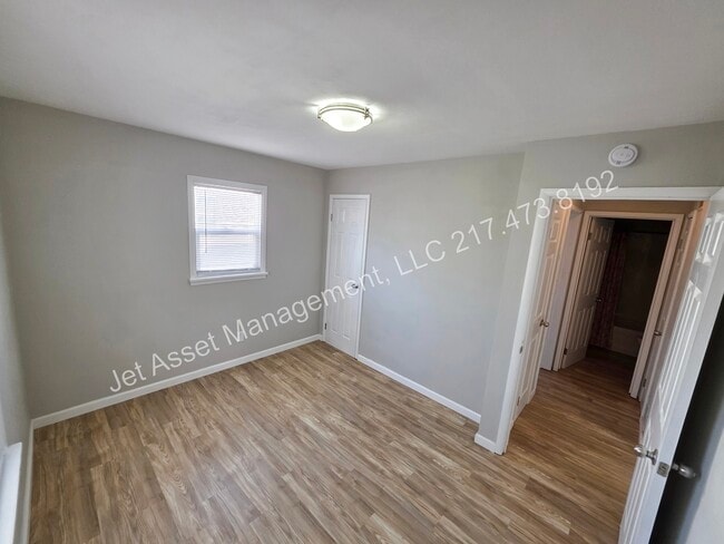 Building Photo - 3 bed, 1.5 baths, 2 car garage, fenced yard!