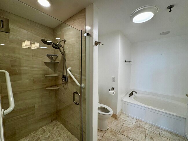Building Photo - 11370 12 Oaks Way
