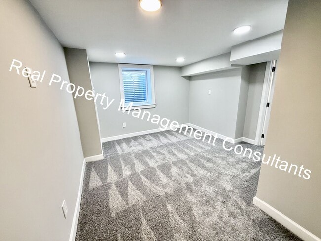 Building Photo - Beautifully Renovated 3-Bedroom, 2-Bath Ho...