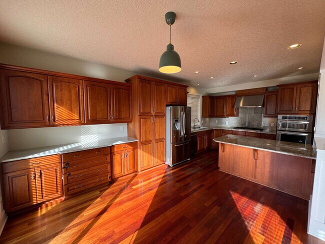 Building Photo - 4 Bedroom - 2 1/2 Bath Tualatin Home