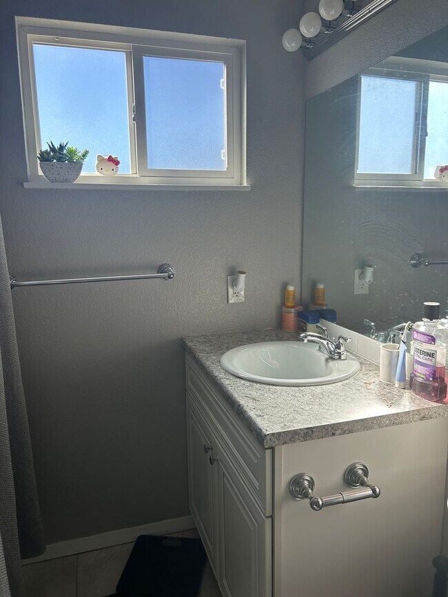 Building Photo - Single Family 3 bedroom, 1.5 bath