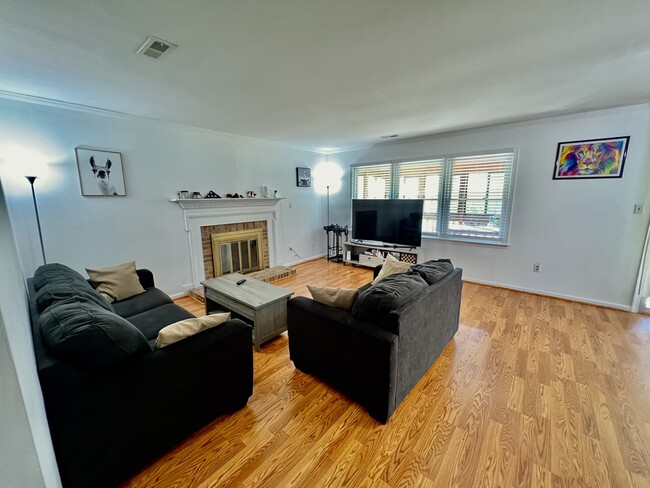 Building Photo - 705 Macneil Dr