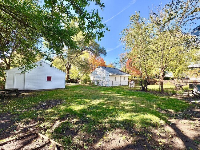 Building Photo - 1317 N Kaley St