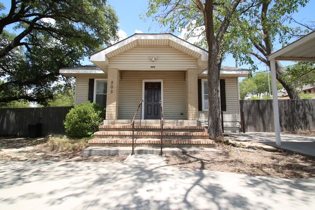 Building Photo - Charming 2 Bedroom 2 Bath House w/ Bonus R...