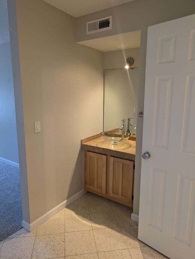 Building Photo - "Charming 2-Bed, 2-Bath Condo in Englewood...