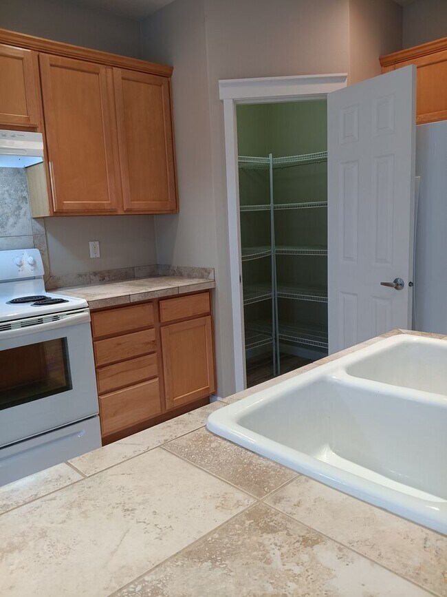 Building Photo - Beautiful Recently Remodeled Propety Ready For You to Enjoy!