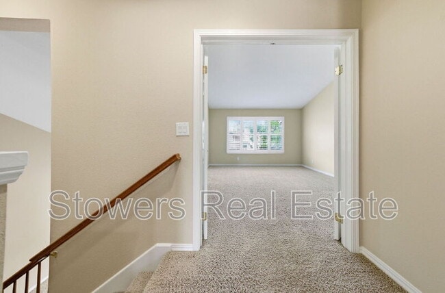 Building Photo - 350 Bellflower Dr