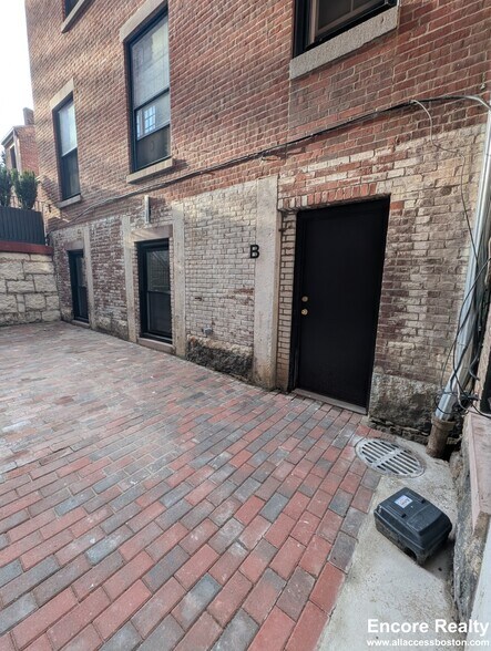 Building Photo - 8 Joy St