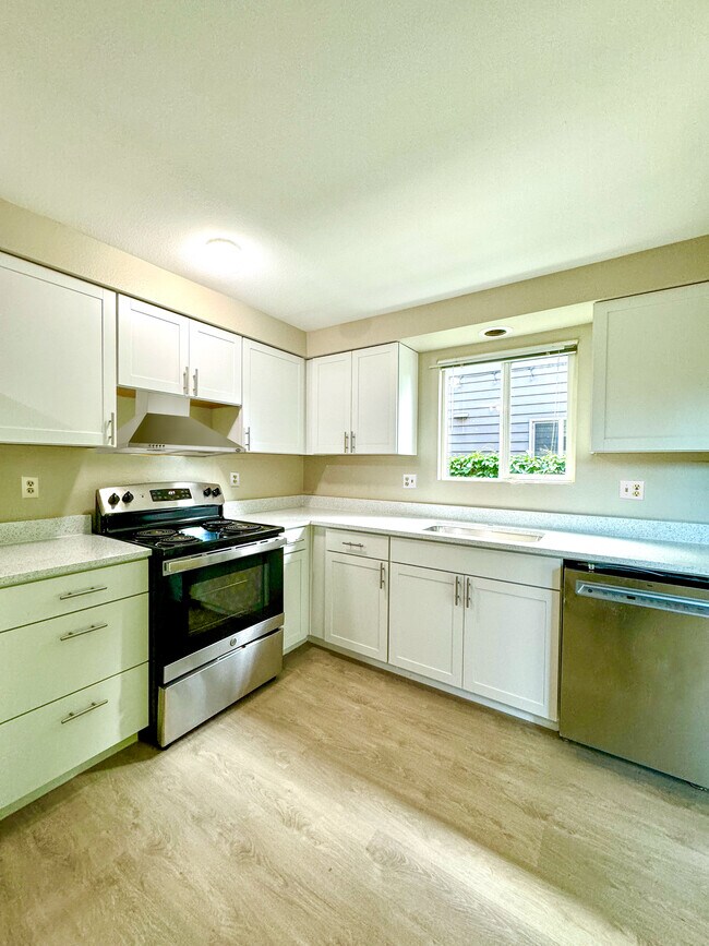 Building Photo - 9328 Holly Dr