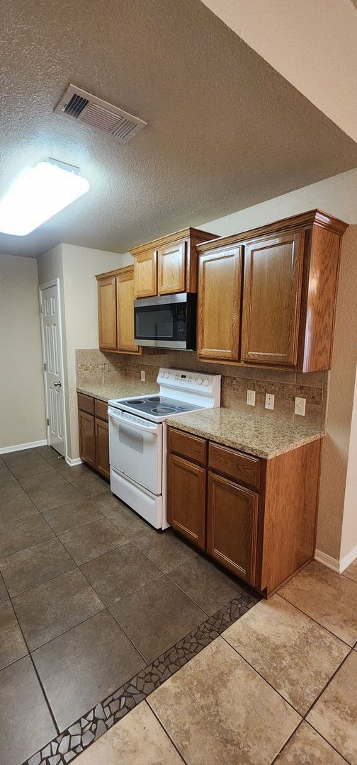Building Photo - Lovely 2 Bed/2 Bath Duplex in Trimmier Est...