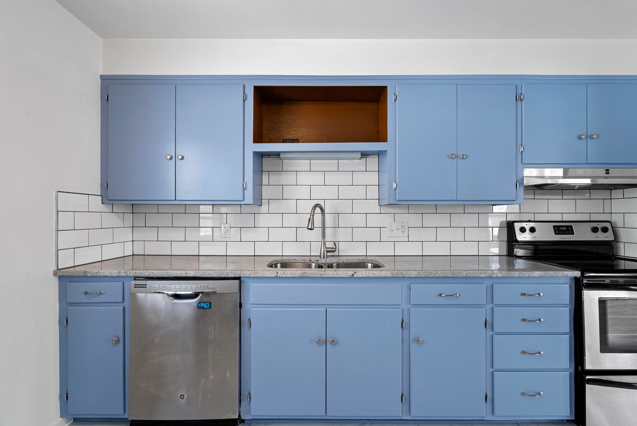 Building Photo - 906 E 84th St