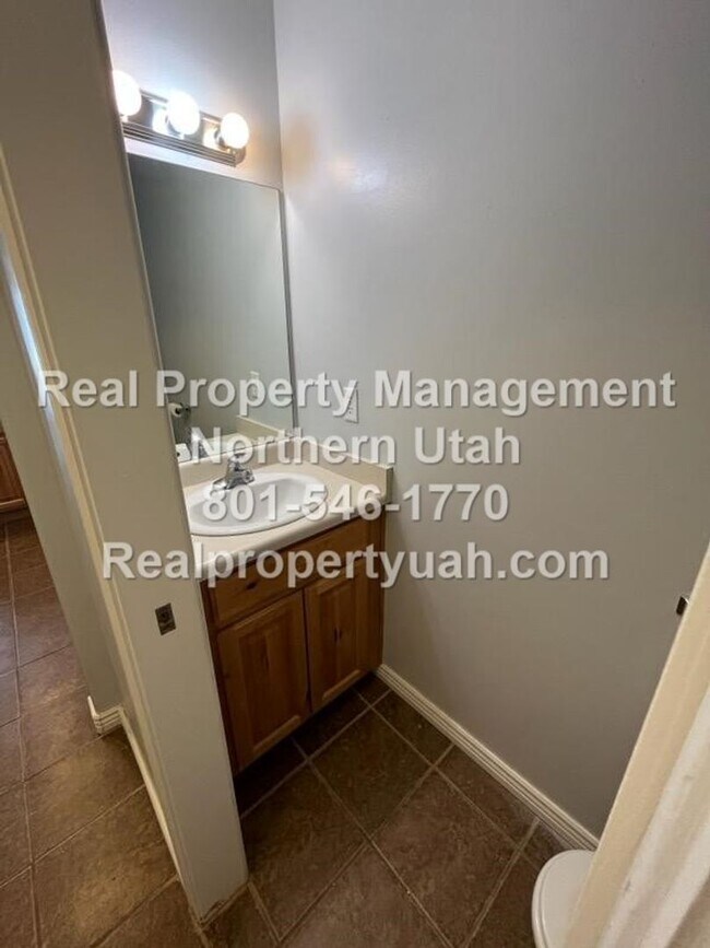 Building Photo - 2 Bedroom 1.5 Bath Townhome Available Now!