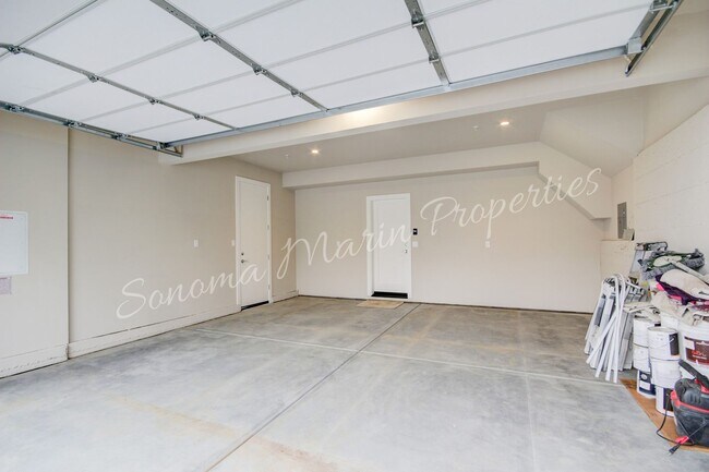 Building Photo - Gorgeous 4 Bed/3Bath House Available in De...