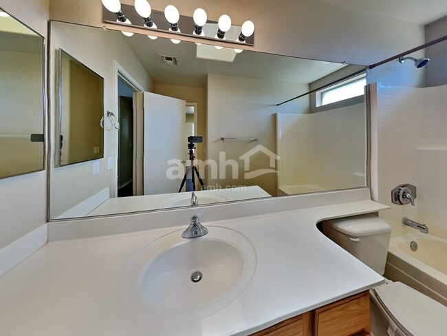 Building Photo - 2132 S Bernard