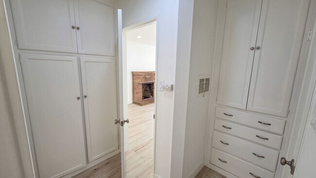Building Photo - Beautifully Remodeled Detached 2 Bed 1 Bath Home with yard and pet friendly!