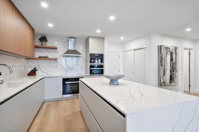 Building Photo - 2301 Collins Ave