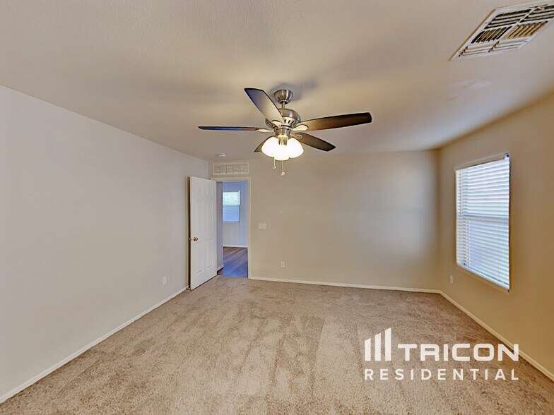 Building Photo - 1747 E Desert Rose Trail