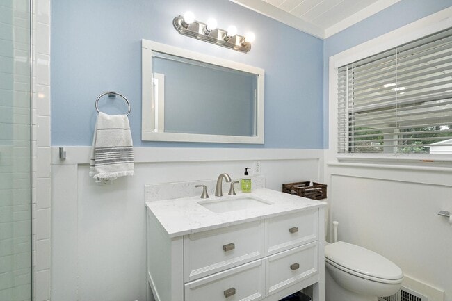 Building Photo - 121 S Main St