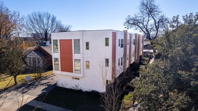 Building Photo - 2 Bed Option in East Dallas Townhome off Greenville Lakewood Neighborhood