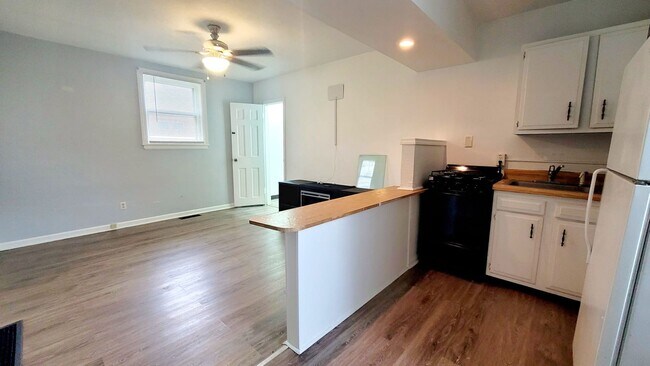 Building Photo - 1202 W 7th St