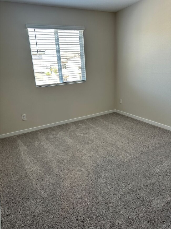 Building Photo - Brand New Town Home!