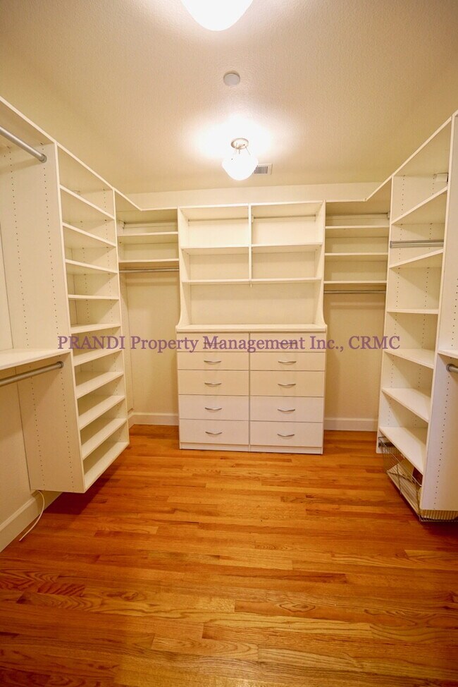Building Photo - Country Club Home on Corner Lot, All One L...