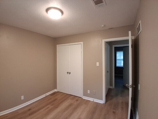 Building Photo - Large Home For Rent!