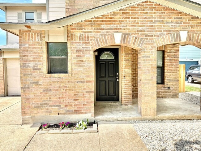 Building Photo - House in SE Austin Near Airport and Tesla!