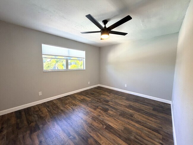 Building Photo - FIRST MONTH'S FREE RENT 2/1 STUNNING CONDO...