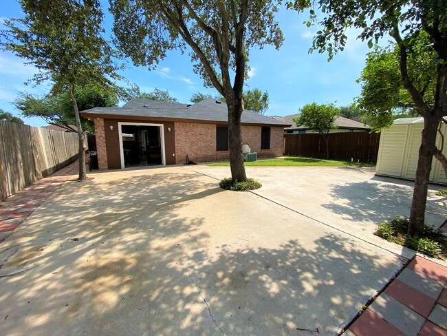 Building Photo - 3Bed/2 Bath Well kept and Upgraded! ( Mcal...