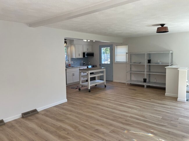 Building Photo - Charming 2BR Home Just Steps from the Beach!