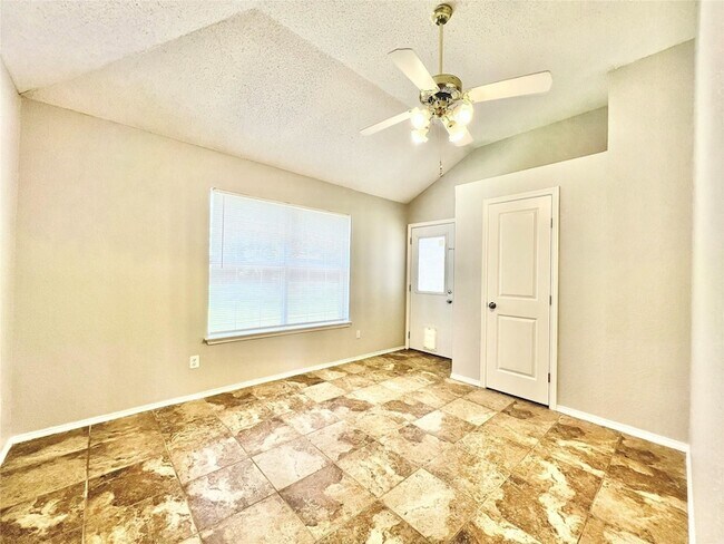 Building Photo - 2210 Green Mere Dr