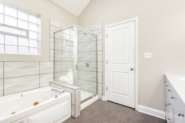 Building Photo - South Shore Stunner – 1,700 SQ FT, Master ...