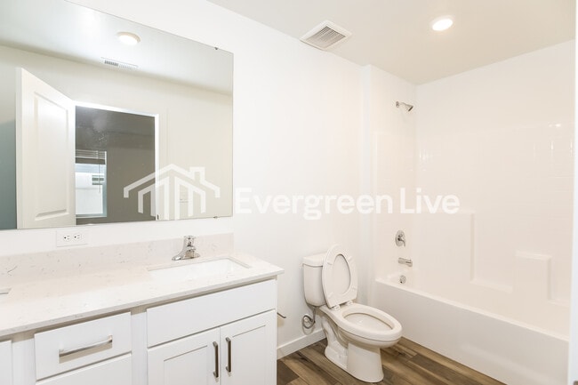 Building Photo - 324 Lightning Ave