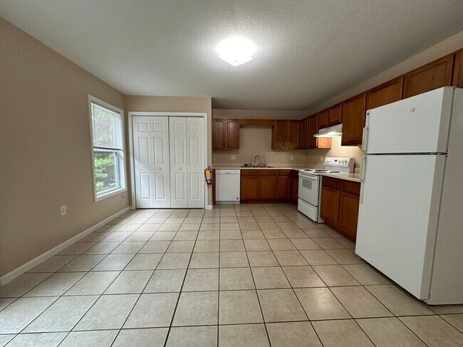 Building Photo - 10 Zell Ln