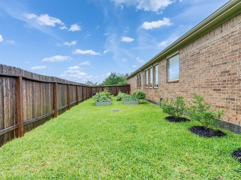 Building Photo - 1807 Oakdale Mist Dr
