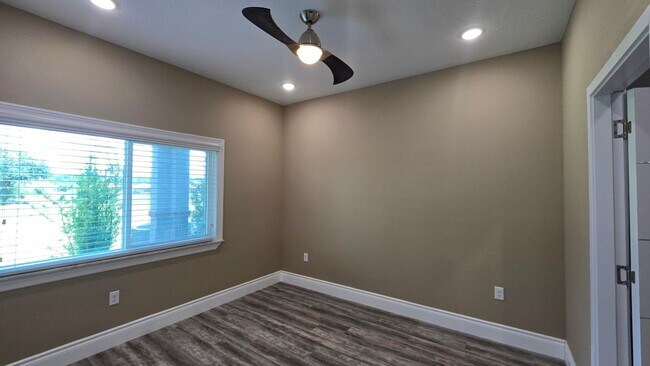 Building Photo - Beautiful and Modern 4 bed 3.5 Bath Townho...