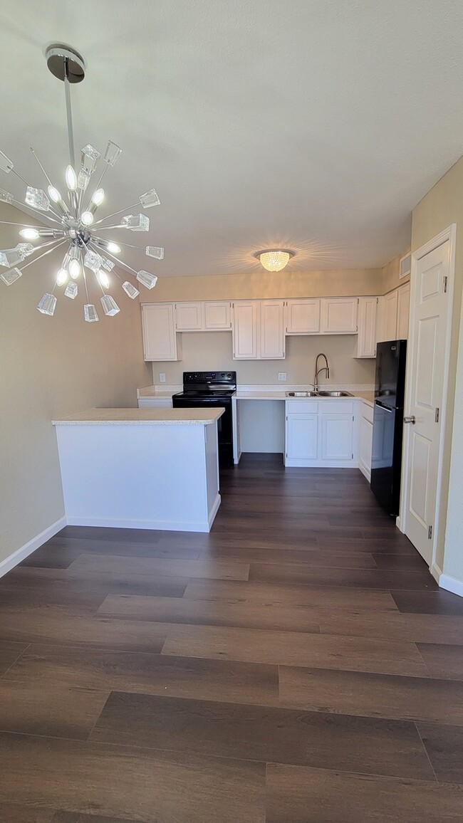 Building Photo - Cozy 1BR/1BA Condo Near Pima College & Dow...