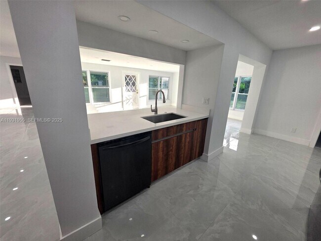 Building Photo - 5095 SW 73rd Ave